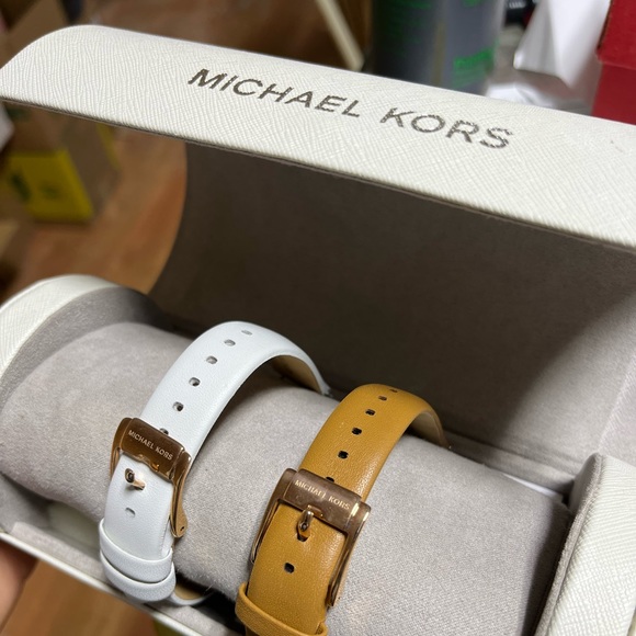 Micheal Kors rose gold watch✨😍 - Picture 9 of 9